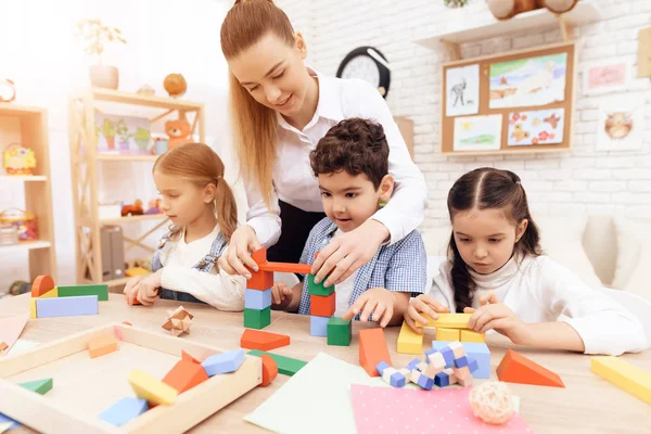 Enfants jouant avec des cubes en bois . — Photo