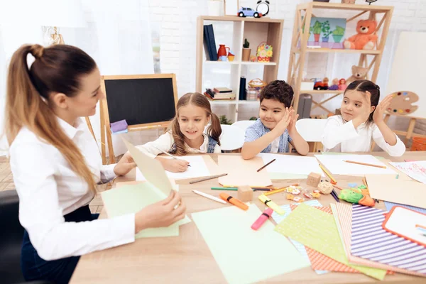 Los niños tienen una lección de dibujo en la escuela . — Foto de Stock