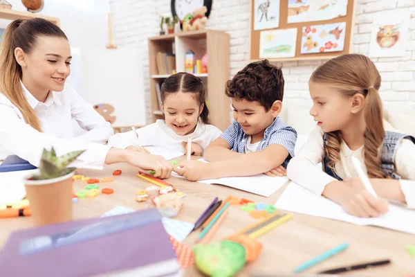 I bambini scrivono nei quaderni con una penna . — Foto Stock