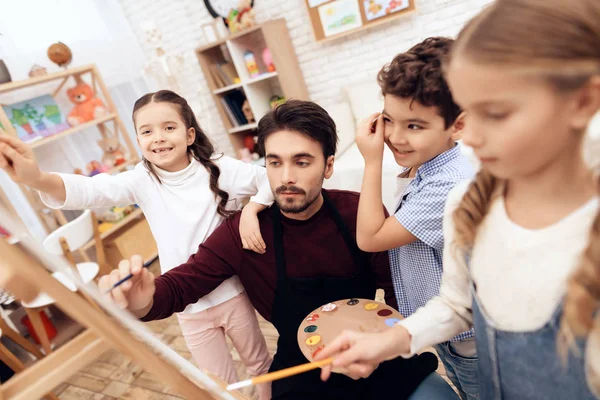 I bambini hanno una lezione di disegno . — Foto Stock