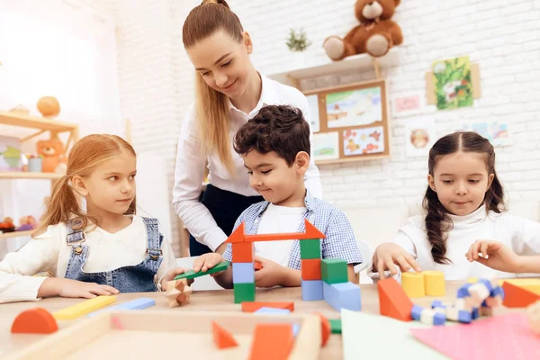 Niños jugando con cubos de madera . — Foto de Stock