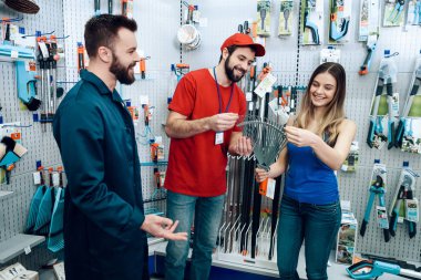 İki satıcı gösteren kadın müvekkilinin yeni komisyon güç araçları mağaza vardır.