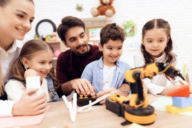Çocuklar robot arıyoruz.