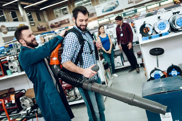 销售员正在电动工具商店展示胡须客户新的工业叶片鼓风机. — 图库照片