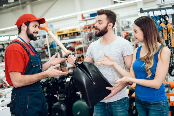Salesman показує кілька клієнтів новий жилет в магазині електроінструментів . — стокове фото