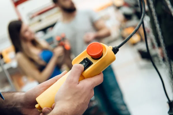 Verkoper is het controleren van contorl panel van apparaat in power tools winkel. — Stockfoto