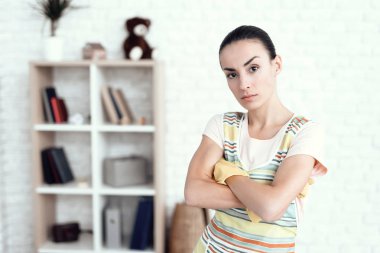 Poz ev temizlik için fonları ile evde beyaz tişört içinde bir kadın.