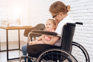 Yeni doğan bebek ile tekerlekli sandalyede Engelli anne.