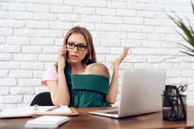 Telefonu konuşurken ve yeni doğan holding iş kadını