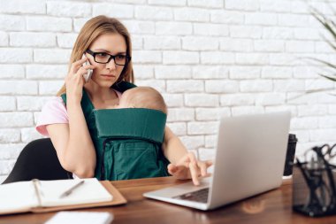 Telefonu konuşurken ve yeni doğan holding iş kadını