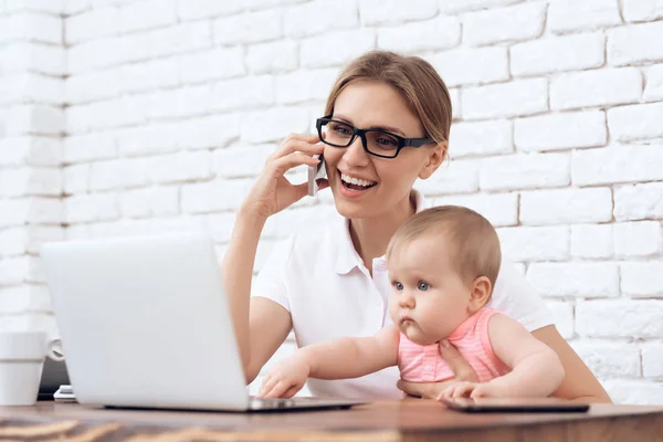Young business lady try to work with little baby. — Stock Photo, Image