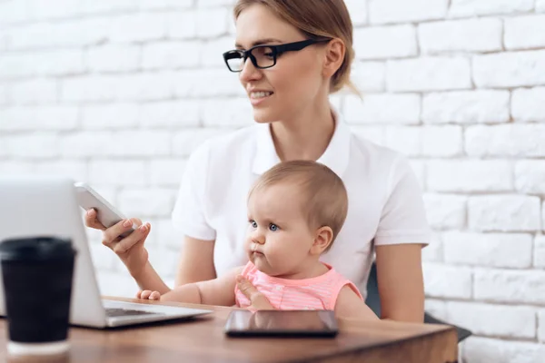 Young business lady try to work with baby. — Stock Photo, Image
