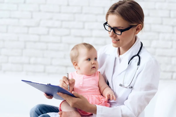 Professionell barnläkare läkare examen nyfödda. — Stockfoto