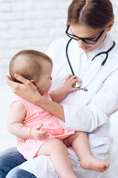 Pediatr doktor hra s novorozence. — Stock fotografie