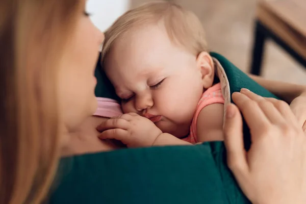 Νεαρή μητέρα εκμετάλλευση ύπνου μωρό σε μωρό σφεντόνα. — Φωτογραφία Αρχείου