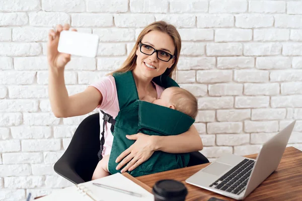 Sorrindo mulher de negócios com bebê fazendo selfie . — Fotografia de Stock