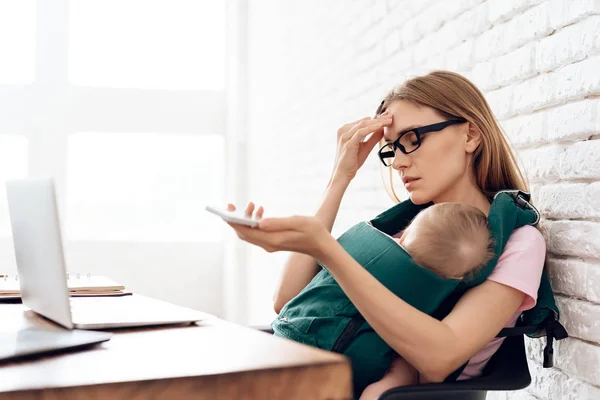 Tired business woman with newborn try to work. — Stock Photo, Image