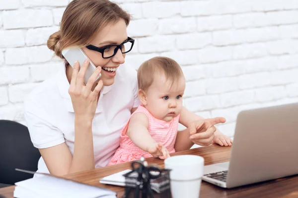 Young business lady try to work with cute baby. — Stock Photo, Image