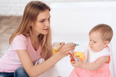 Anne evde yeni doğan bebek beslenme püresi ile.