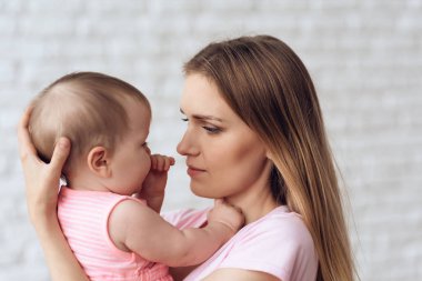 Şirin bebek neşeli Genç Anne ile sarılma