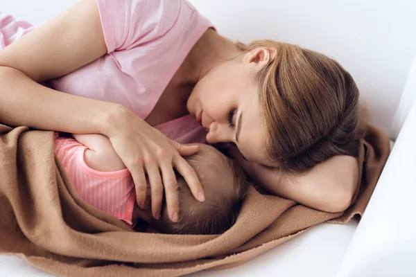 Το top view. Όμορφη μητέρα με το μωρό στον ύπνο. — Φωτογραφία Αρχείου
