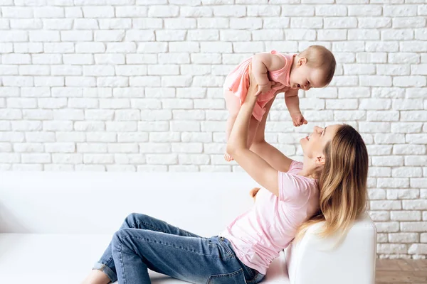 Bebê bonito brincando com a jovem mãe sorridente . — Fotografia de Stock