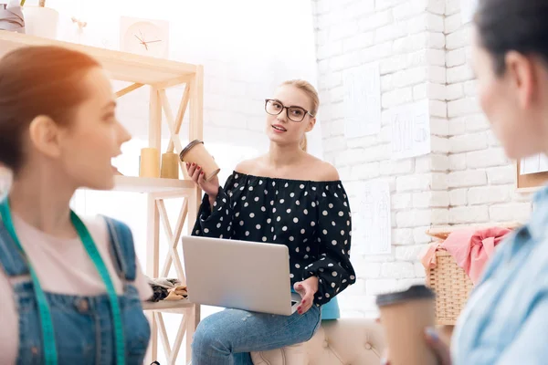 Drie meisjes in kledingstuk fabriek. Ze zijn het bespreken van ontwerp voor nieuwe jurk. — Stockfoto