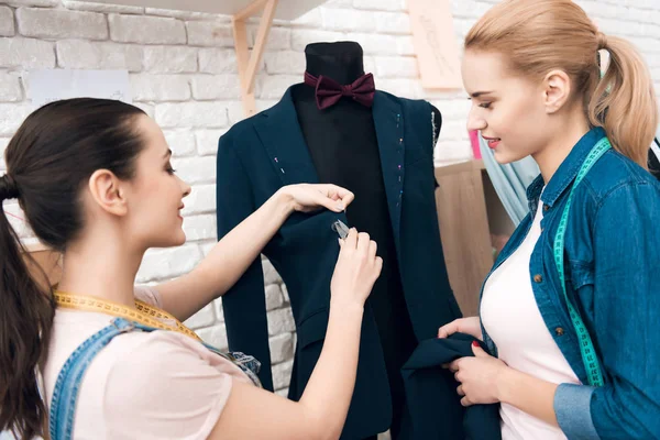 Две девушки на швейной фабрике проектируют новый мужской пиджак . — стоковое фото