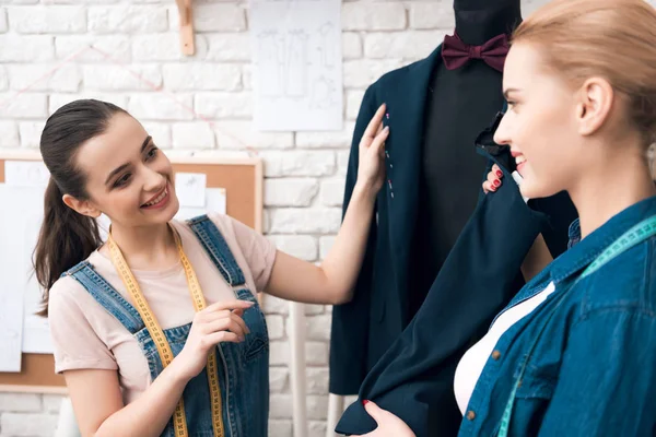 Дві жінки на швейній фабриці бажання нового чоловіка піджак . — стокове фото