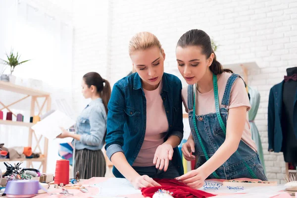 Три Девушки Швейной Фабрике Выбирают Пуговицы Новом Платье Счастливы Модны — стоковое фото