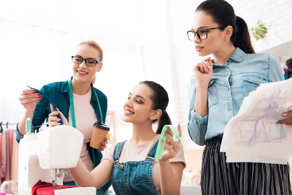 Drie Vrouwen Kledingstuk Fabriek Zij Kiezen Voor Ritsen Voor Jurk — Stockfoto