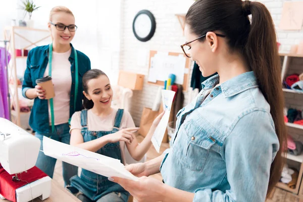 Drie Vrouwen Kledingstuk Fabriek Kijken Naar Blauwdrukken Zijn Blij — Stockfoto