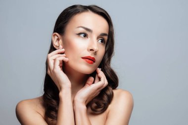 Dudaklarında kırmızı ruj ile güzel esmer kadın. Güzel makyaj kızla yakın çekim.