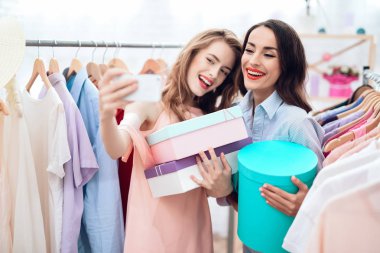 İki genç kız alışveriş üzerinde. Kızlar deposunda kıyafetler seçin. Kızlar showroom.