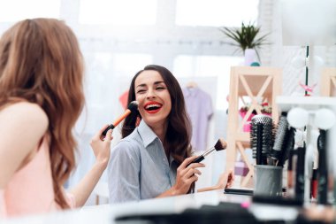 Kızlar makyaj showroom yapmak. Eğlenceli ve gülümseme iki güzel kız var..