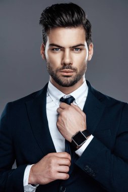 Yakın çekim yakışıklı ve başarılı bir adam pahalı bir takım elbise. Bir kravat ile beyaz bir gömlek olduğunu.