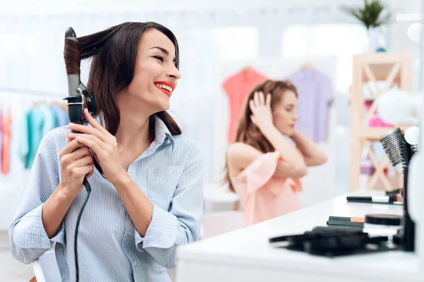 Las chicas hacen peinados en la sala de exposición. Las niñas hacen peinado en la sala de exposición . —  Fotos de Stock