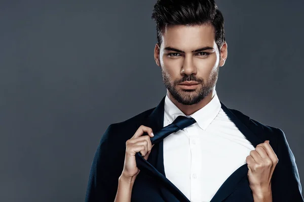 Close-up homem bonito e bem sucedido em um terno caro. Ele está de camisa branca com gravata. . — Fotografia de Stock