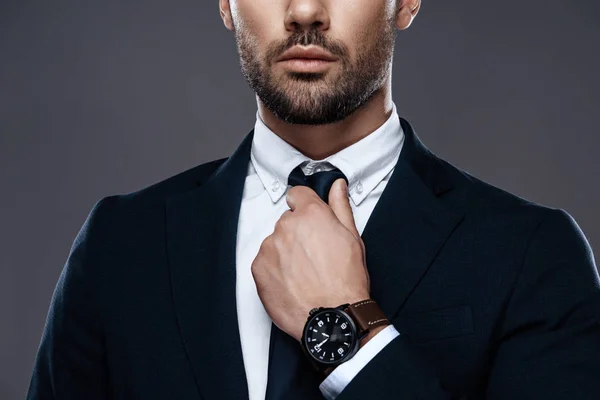 Närbild stilig och framgångsrik man i en dyr kostym. Han är i en vit skjorta med slips. — Stockfoto