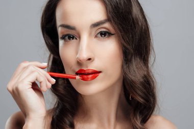 Dudaklarında kırmızı ruj ile güzel esmer kadın. Güzel makyaj kızla yakın çekim.