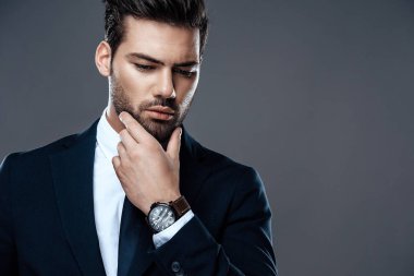 Yakın çekim yakışıklı ve başarılı bir adam pahalı bir takım elbise. Bir kravat ile beyaz bir gömlek olduğunu.
