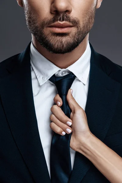 Close-up homem bonito e bem sucedido em um terno caro. Ele está de camisa branca com gravata. . — Fotografia de Stock