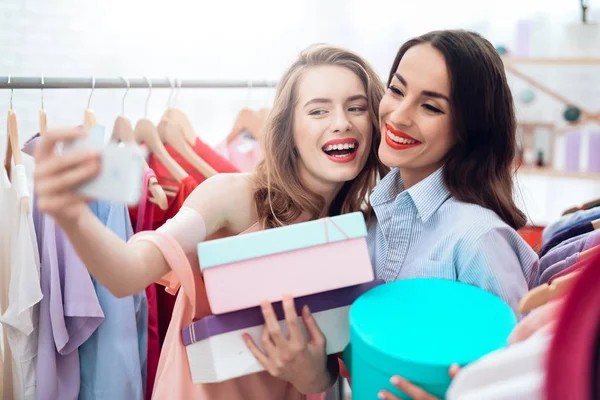 Twee jonge meisjes op winkelen. Meisjes kiezen kleding in de winkel. Meisjes in de showroom. — Stockfoto