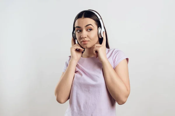Chica Joven Auriculares Escucha Música Clásica Aislado Sobre Fondo Blanco — Foto de Stock