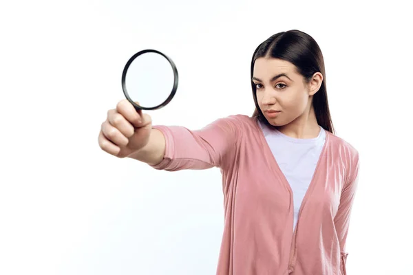 Jovem Menina Relógios Através Lupa Isolado Fundo Branco Retrato Estúdio — Fotografia de Stock