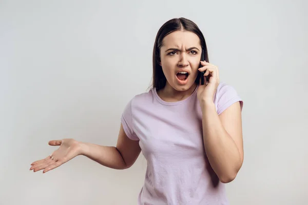 Ung Flicka Skrikande Medan Talar Telefon Obehagliga Konversationen Koncept Isolerad — Stockfoto