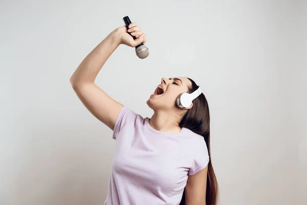 Chica Joven Los Auriculares Canta Expresivamente Karaoke Canción Aislado Sobre — Foto de Stock