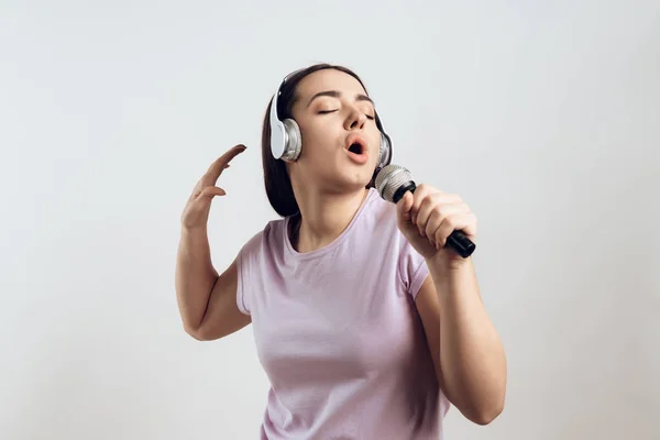 Chica Joven Los Auriculares Canta Expresivamente Karaoke Canción Aislado Sobre — Foto de Stock