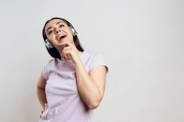 Chica Joven Auriculares Disfruta Escuchando Música Aislado Sobre Fondo Blanco — Foto de Stock