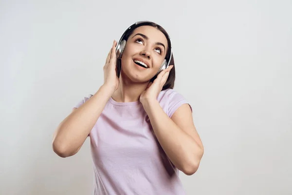 Chica Joven Auriculares Escuchando Música Moderna Aislado Sobre Fondo Blanco — Foto de Stock